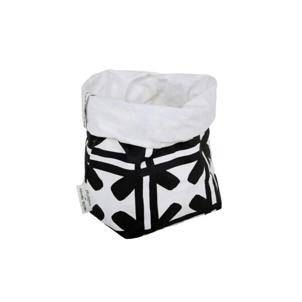 Sacchino F black flower